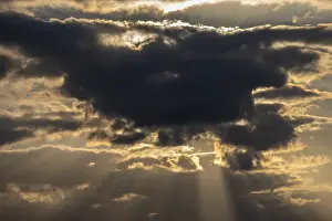 Uninhabited Cloudy Landscape Drucke: Sun behind dark clouds, evening sun, Germany