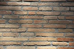 Brick Wall Design Ideas Drucke: Sun-drenched brick wall with horizontal lines