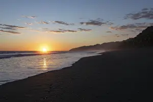 Central America Nature Reserve Drucke: The sun sets exactly on the horizon