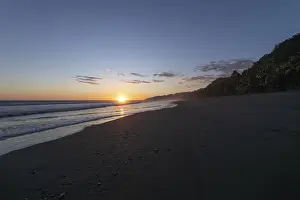 Deserted Coastline Photo Drucke: The sun sets exactly on the horizon