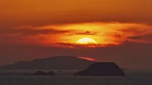 Greek Islands Sunset Drucke: Sun setting behind the horizon