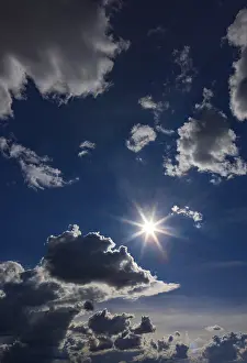 Drucke von Die Sonne scheint zwischen Cumuluswolken, dramatischer wolkenreicher Himmel, Österreich Humilis Drucke: Die Sonne scheint zwischen Cumuluswolken.