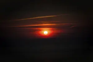 Text Free Space Drucke: Sun shines through veil clouds