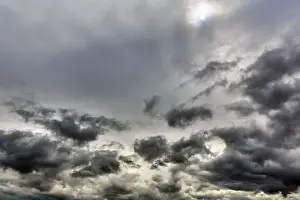 Drucke von Sonne scheint durch Wolken, dunkle Wolken, Ullapool, Schottland, Großbritannien Ullapool Drucke: Die Sonne scheint durch Wolken.
