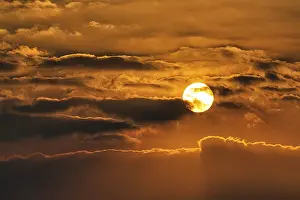 Full Frame Evening Sky Drucke: Sun shining through clouds, evening sky