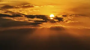 Cloudy Sky With Sunlight Drucke: Sun shining through clouds, sun rays in the evening sky