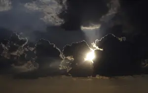 Stormy Sky Drucke: Sun behind storm clouds