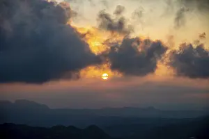 San Marino Drucke: Sonnenuntergang über San Marino mit dunklen Wolken