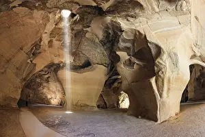 Drucke von Sonnenschein im Dach beleuchtet die Kuppeln der Höhle. Bellhöhlen - Steinbrüche des 7. Jahrhunderts n. Chr. Die Wände der Höhle beeindrucken mit einer Vielzahl von Gesteinen Israelische Kulturerbestätten Drucke: Sonnenschein im Dach beleuchtet die Gewölbe der Höhle.