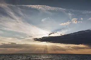Evening Sun On The Sea Drucke: Sunbeams behind clouds, dramatic evening sky