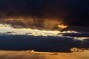 Dramatic Evening Sky Drucke: Sunbeams behind clouds, dramatic evening sky