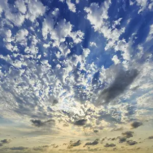 Deserted British Landscape Drucke: Sunbeams behind clouds, evening sky in summer