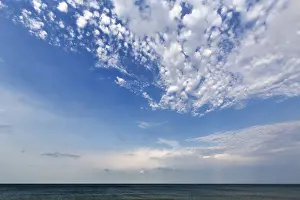 Kent England Landscape Drucke: Sunbeams behind clouds at the sea