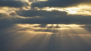 Sunbeams Through Clouds Drucke: Sunbeams shining through clouds