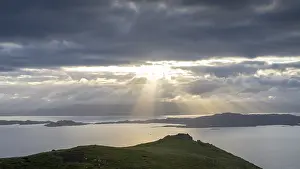 Inner Hebrides Travel Photography Drucke: Sunbeams through sky, Trotternish
