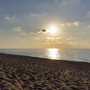 Uninhabited Coastline Scene Drucke: Sunbeams in a slightly cloudy sky