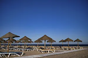 Deserted Sunbeds Drucke: Sunbeds, empty, raffia parasols