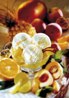 Sweet Desserts Drucke: Sundae with yoghurt and fruit