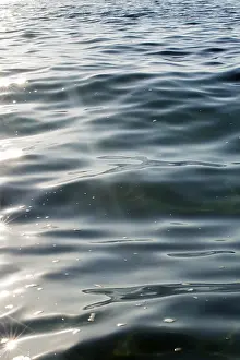 Serene Coastal Landscape Drucke: Sunlight dances on calm ocean waves