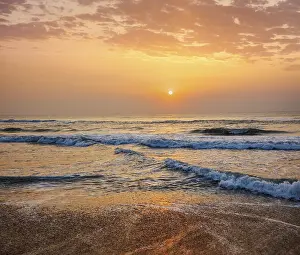 Sunrise On The Coast Drucke: Sunrise on beach with dramatic sky