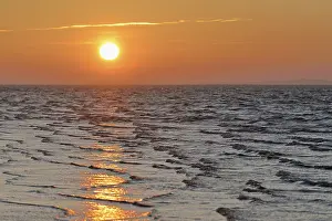 North Sea Sunrise Drucke: Sunrise on the beach with rising waves