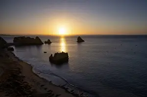 Sunrise On The Beach Drucke: Sunrise on the beach, rocks, cliffs