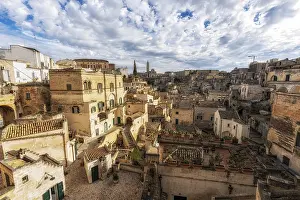 Drucke von Sonnenlicht bei Sonnenaufgang über die Sassi in Matera. Ikonische weiten Bereiche von Höhlenwohnungen entlang engen Gassen. Berühmte Touristenattraktion fotografiert in Matera, Italien Basilikata Drucke: Sonnenlicht bei Sonnenaufgang über Sassi in Matera.