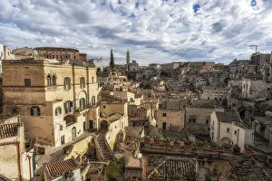 Drucke von Sonnenlicht bei Sonnenaufgang über Sassi in Matera. Ikonische weiten Bereiche von Höhlenwohnungen entlang engen Gassen. Berühmte Touristenattraktion fotografiert in Matera, Italien Basilikata Drucke: Sonnenlicht bei Sonnenaufgang über Sassi in Matera.