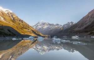 New Zealand Mountain Range Drucke: Sunrise, reflection in Hooker Lake