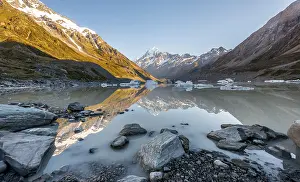 Glacial Lake Photography Drucke: Sunrise, reflection in Hooker Lake