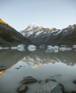 Aoraki Mount Cook National Park Drucke: Sunrise, reflection in Hooker Lake