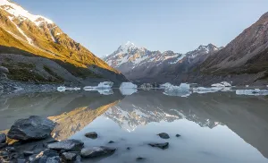 Aoraki Mount Cook National Park Drucke: Sunrise, reflection in Hooker Lake