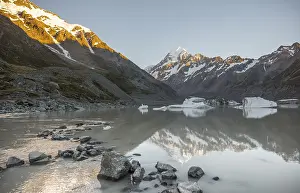 Aoraki Mount Cook National Park Drucke: Sunrise, reflection in Hooker Lake