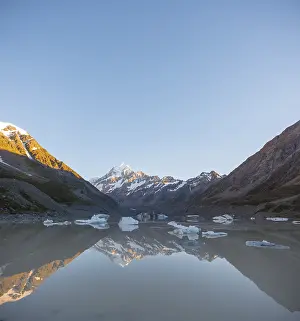 High Alpine Mountain Range Drucke: Sunrise, reflection in Hooker Lake