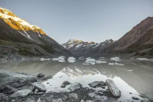Blue Sky Reflections Drucke: Sunrise, reflection in Hooker Lake