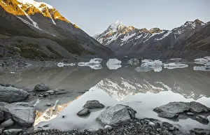 Southern Alps Landscape Drucke: Sunrise, reflection in Hooker Lake