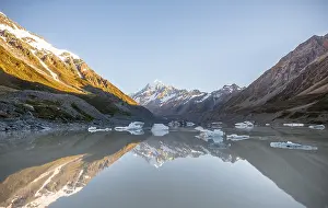 Aoraki Mount Cook National Park Drucke: Sunrise, reflection in Hooker Lake