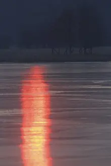 Sonnenaufgang mit Reflexion auf dem Eis.