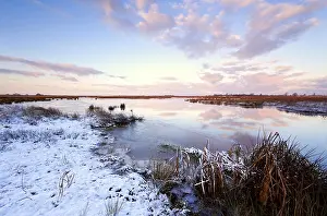 Deserted River Landscape Drucke: Sunrise over river during winter