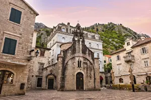 Drucke von Sonnenuntergang über die St.-Lukas-Kirche in Kotor, Montenegro Montenegro Drucke: Sonnenuntergang über die St.-Lukas-Kirche in Kotor, Montenegro.