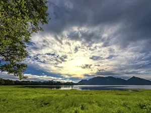 Morning Light In Nature Drucke: Sunrise and sunbeams between the clouds