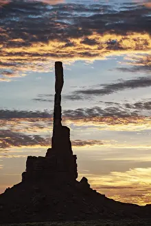 Arizona Desert Landscape Drucke: Sunrise with Totem Pole backlit
