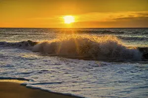 Western Europe Coast Drucke: Sunrise with waves on the beach