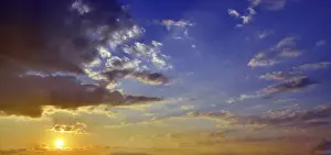Atmospheric Sunset Photography Drucke: Sunset with atmospheric cloud formation