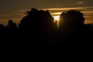 Drucke von Ein Sonnenuntergang in voller Pracht, beleuchtet von der Nachmittagssonne, bietet einen atemberaubenden Anblick auf die Lavaformationen und den geschmolzenen Lavastrom Myvatn Drucke: Sonnenuntergang über Dimmuborgir, Myvatn, Island