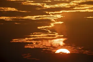 Deserted British Landscape Drucke: Sunset with a bank of red clouds