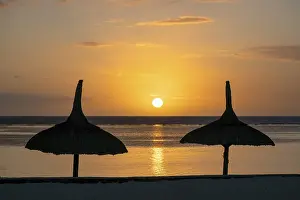 Drucke von Sonnenuntergang am Strand, Schirme, Flic En Flac, Mauritius Mauritius Drucke: Sonnenuntergang am Strand, Schirme.