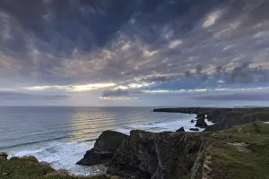 Uninhabited Cliff Line Drucke: Sunset at Bedruthan steps, cornwall