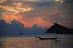 Romantic Beach Scene Drucke: Sunset boat clouds