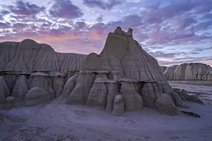 Desert Landscape Photography Tour Drucke: Sunset casts a soft glow over the dramatic
